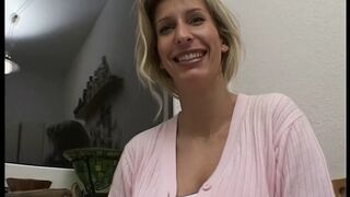 Blondes deutsches Teen zeugt Ihre rasier Kunst