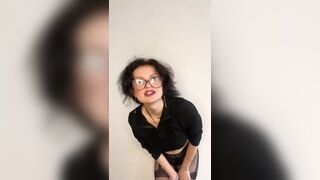 Look, look quickly, I'm so hot, take everything off me!????
