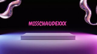 ???????? Misschaudexxx, I'm walking down the street with my light plug in my ass