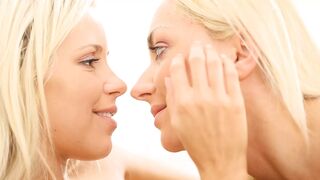 Nach der Manikuere noch etwas pflege fuer die Pussy