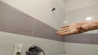 Amateur shaves her legs
