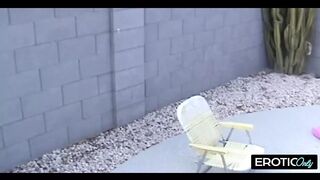 Deutsche Hausfrau führt ihn in Versuchung auf der Terrasse